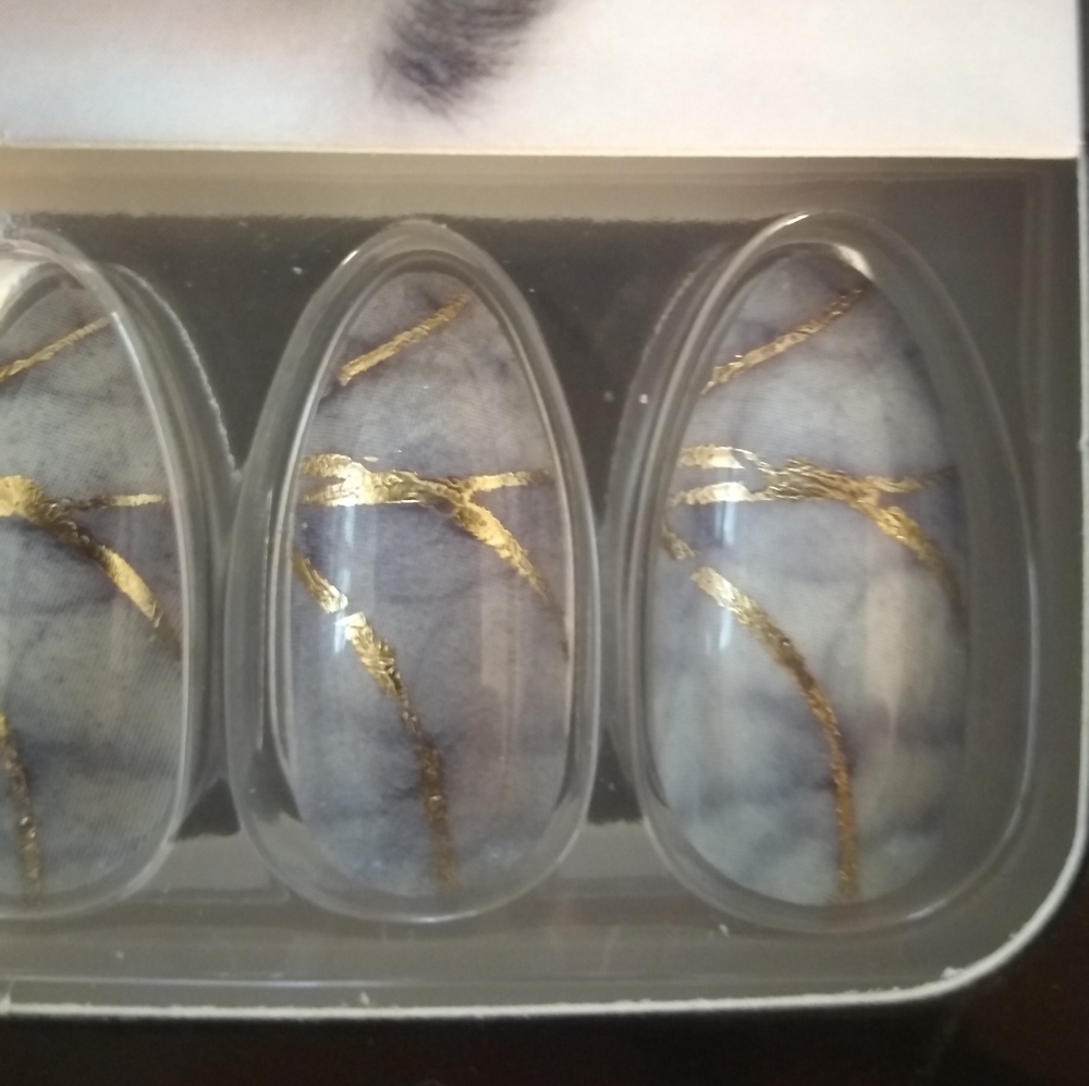 Mable and gold striped nail set